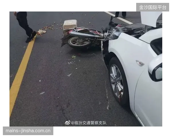 摩托车比赛上演连环撞，现场惊魂一瞬间