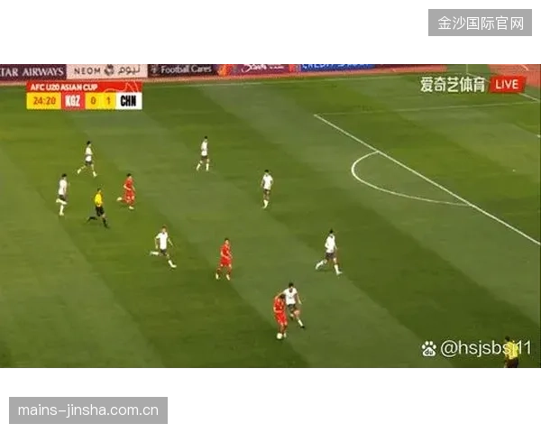 直塞穿透防线，前锋冷静停球推射得分：足球魅力的精彩瞬间